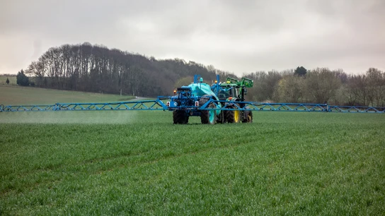 Un tractor realiza trabajos de fumigación en el campo. Un tractor realiza trabajos de fumigación en el campo.