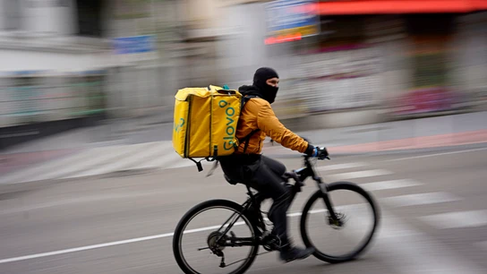 Un repartidor de Glovo circula en bicicleta por Madrid Un repartidor de Glovo circula en bicicleta por Madrid