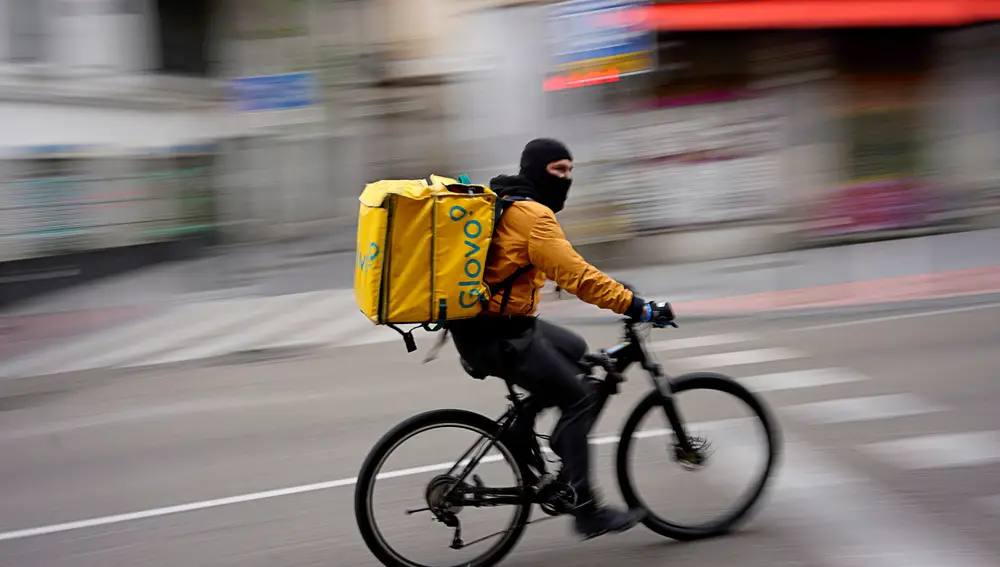 Un repartidor de Glovo circula en bicicleta por Madrid