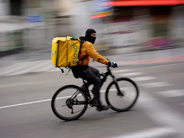 Un repartidor de Glovo circula en bicicleta por Madrid