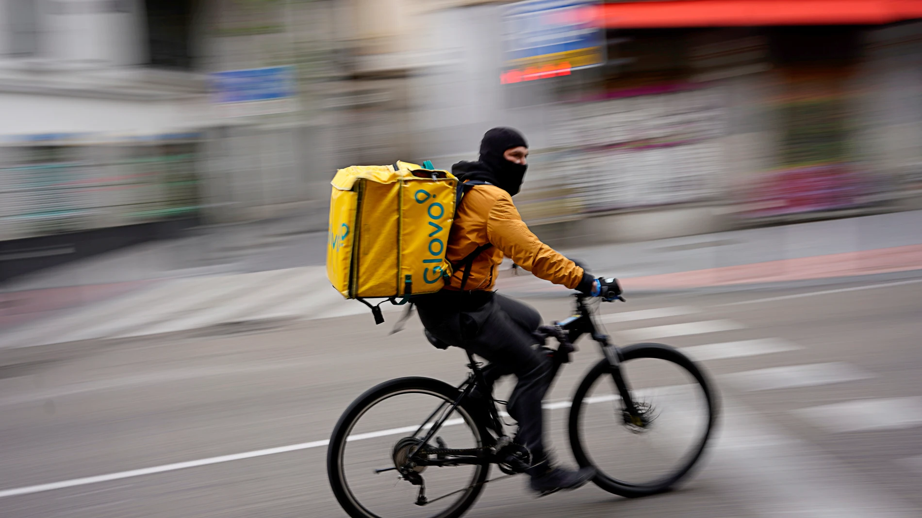 Un repartidor de Glovo circula en bicicleta por Madrid