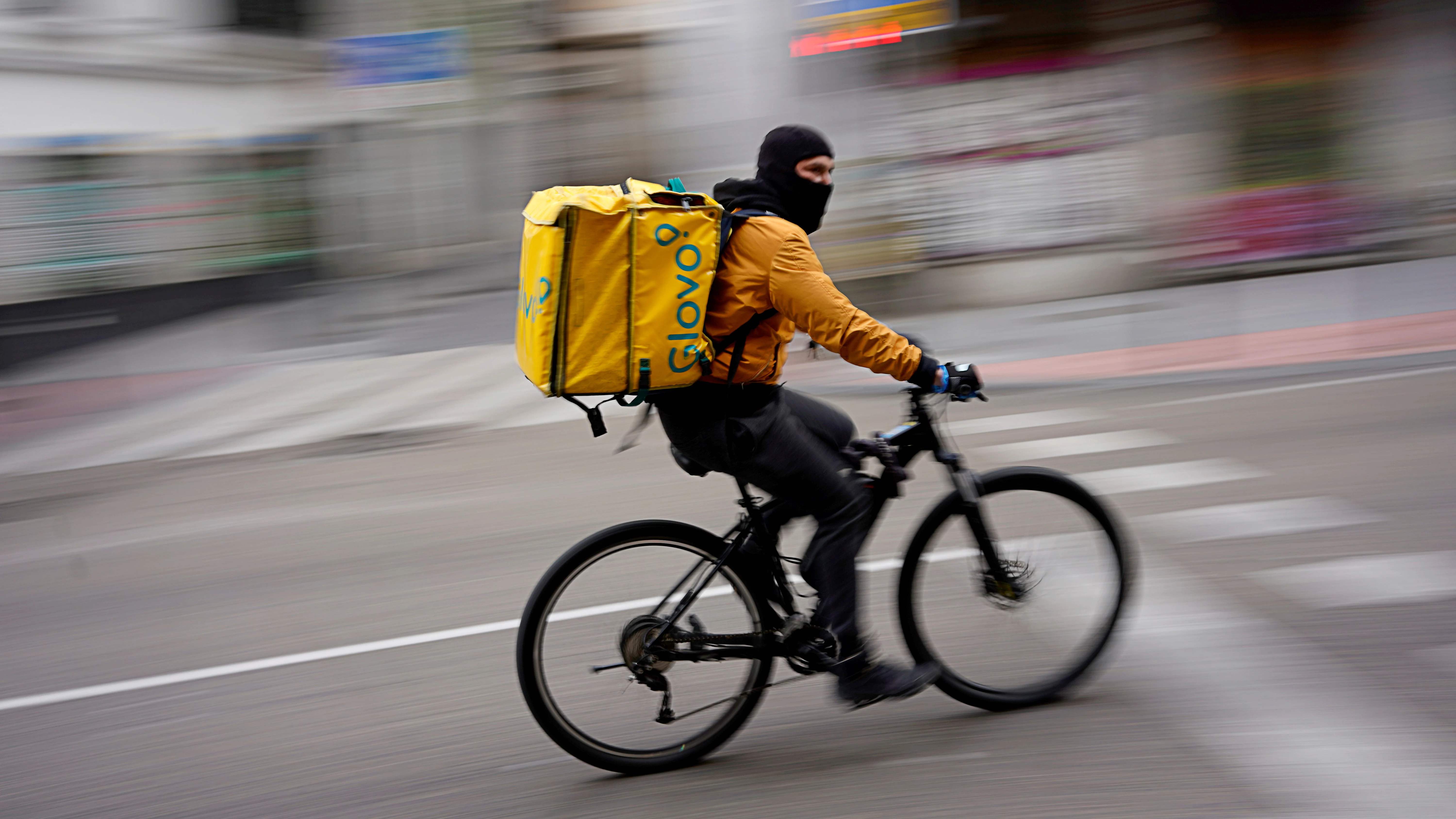 Un repartidor de Glovo circula en bicicleta por Madrid