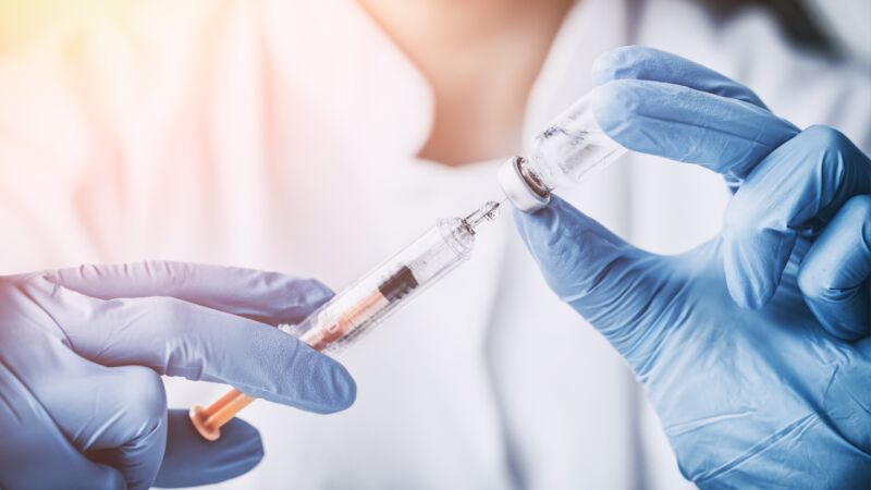 Tres cosas que debes evitar después de vacunarte contra la gripe, según los expertos