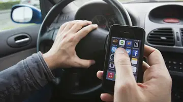 Conducir con el móvil en las manos