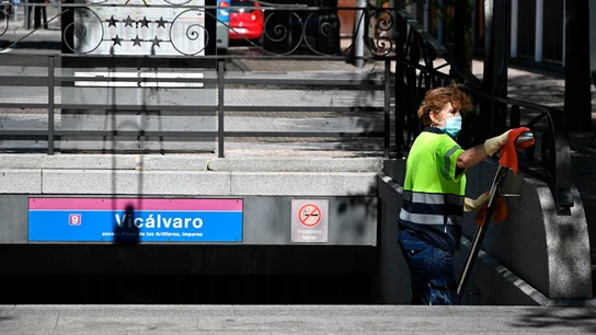 Una operaria limpia la barandilla de acceso del metro del barrio madrileño de Vicálvaro Una operaria limpia la barandilla de acceso del metro del barrio madrileño de Vicálvaro