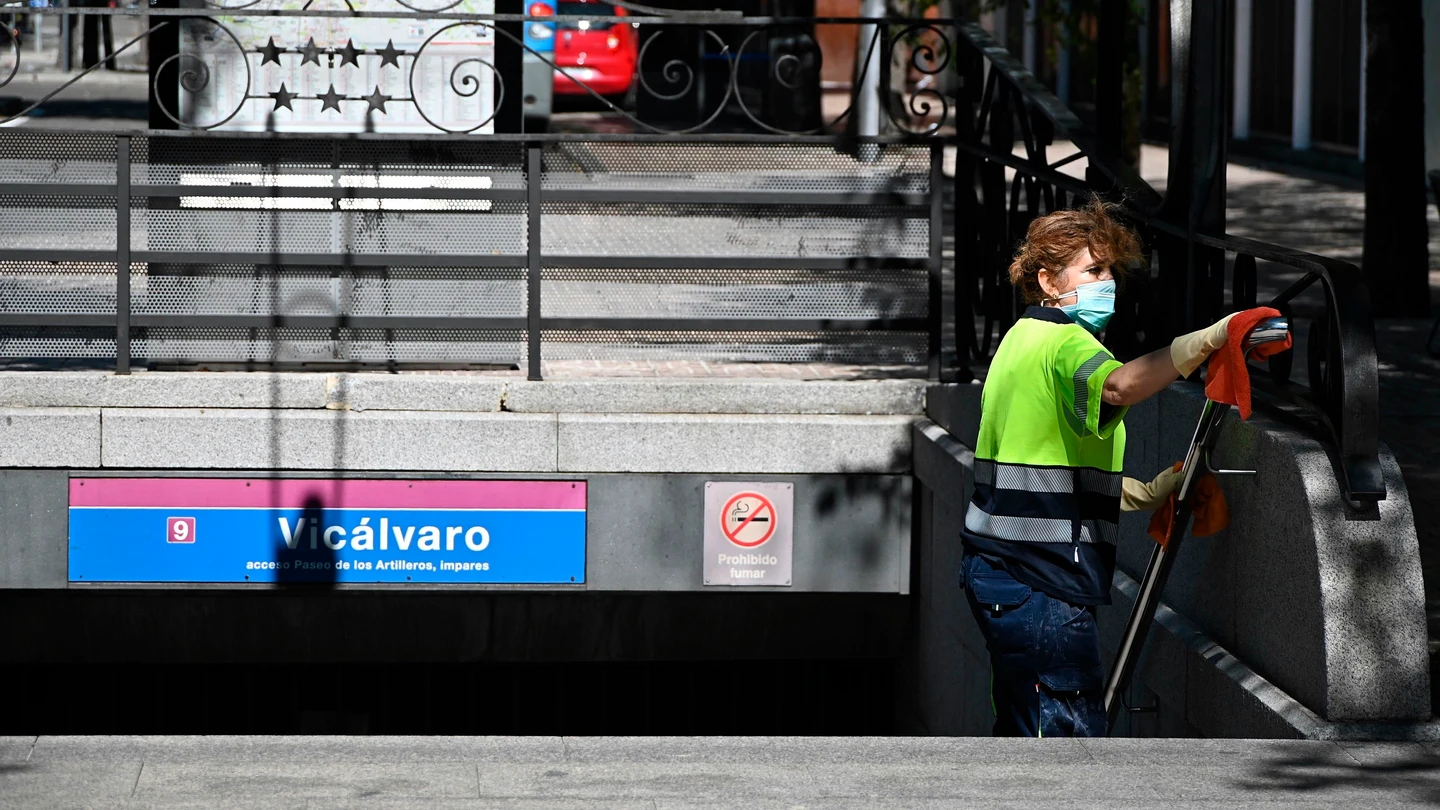 Una operaria limpia la barandilla de acceso del metro del barrio madrileño de Vicálvaro Una operaria limpia la barandilla de acceso del metro del barrio madrileño de Vicálvaro