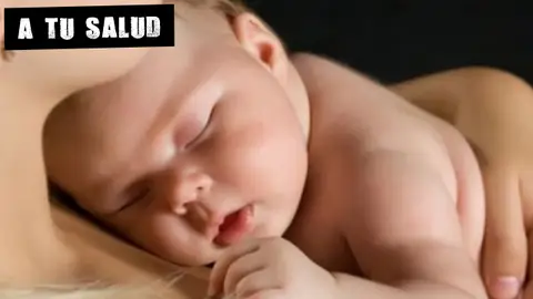 Bebé durmiendo sobre una mujer Bebé durmiendo sobre una mujer