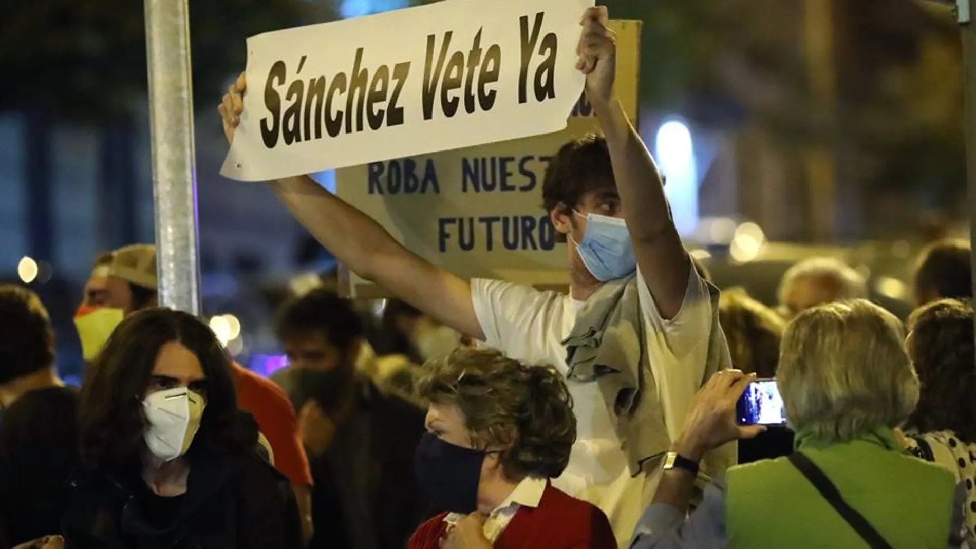 Protestas frente a la sede del PSOE en la madrileña calle Ferraz