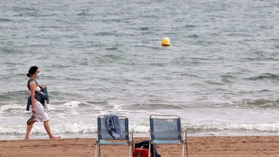 Imagen de una mujer paseando por la playa de la Malvarrosa Imagen de una mujer paseando por la playa de la Malvarrosa