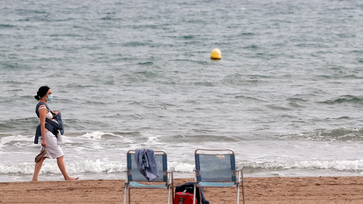 Imagen de una mujer paseando por la playa de la Malvarrosa Imagen de una mujer paseando por la playa de la Malvarrosa