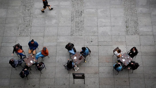 Varias personas en una terraza de la Plaza del Castillo de Pamplona Varias personas en una terraza de la Plaza del Castillo de Pamplona