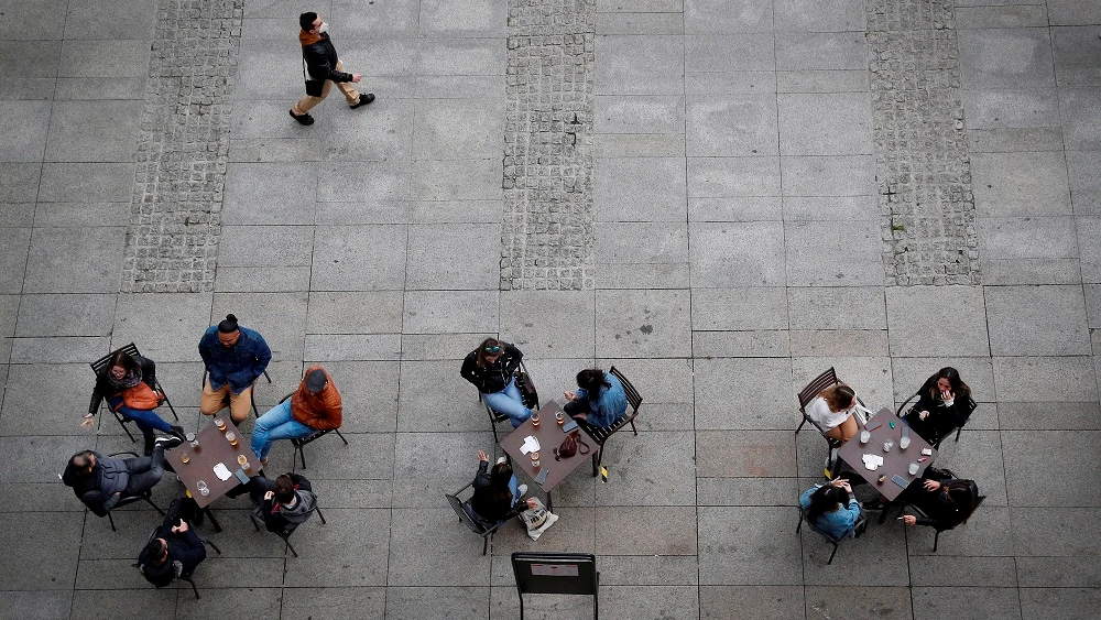 Varias personas en una terraza de la Plaza del Castillo de Pamplona