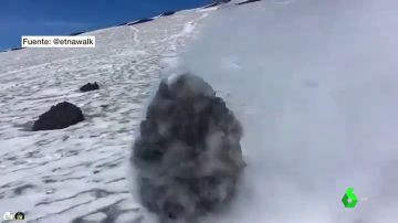 Sorpresa en el Etna: se forman enormes bolas rodantes de lava que se deslizan por las laderas del volcán