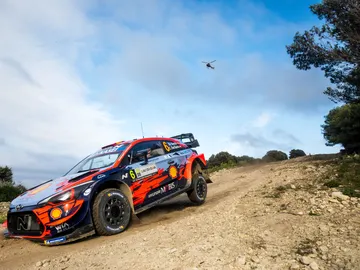 Dani Sordo está a cuatro tramos de la victoria Dani Sordo está a cuatro tramos de la victoria