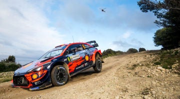 Dani Sordo está a cuatro tramos de la victoria