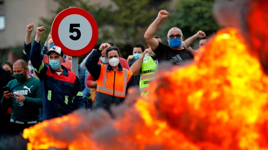 Trabajadores de Alcoa durante las protestas en las inmediaciones de la fábrica de aluminio Trabajadores de Alcoa durante las protestas en las inmediaciones de la fábrica de aluminio