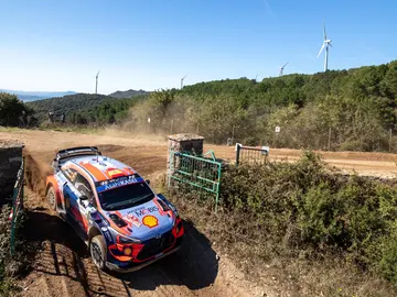 Dani Sordo es líder destacado tras seis tramos Dani Sordo es líder destacado tras seis tramos