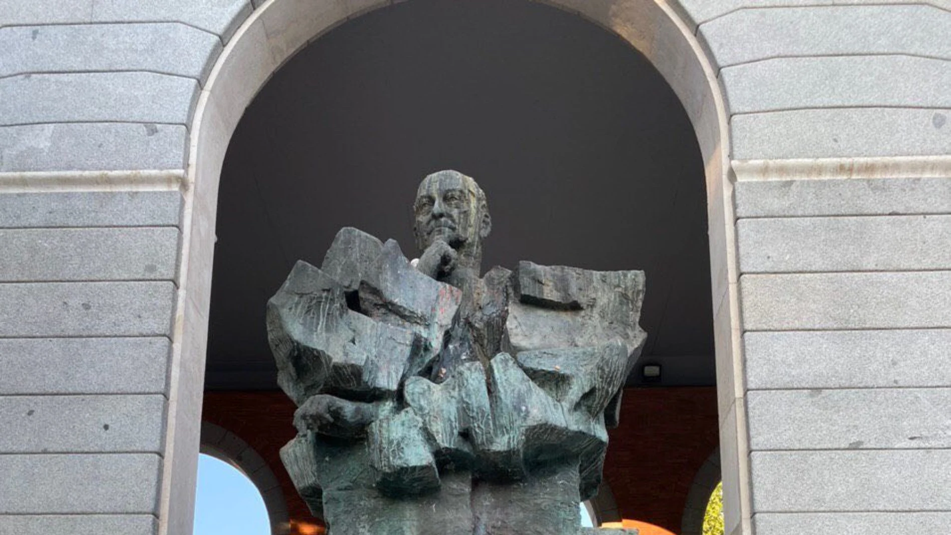 La estatua de Largo Caballero, con una pintada de 'Asesino. Rojos no'