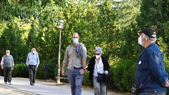 Imagen de vecinos del madrileño barrio de Moratalaz paseando este sábado Imagen de vecinos del madrileño barrio de Moratalaz paseando este sábado