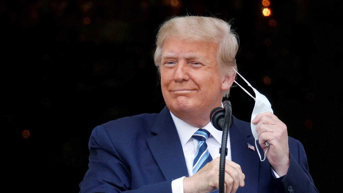 El presidente de los EEUU, Donald Trump, se quita la mascarilla El presidente de los EEUU, Donald Trump, se quita la mascarilla