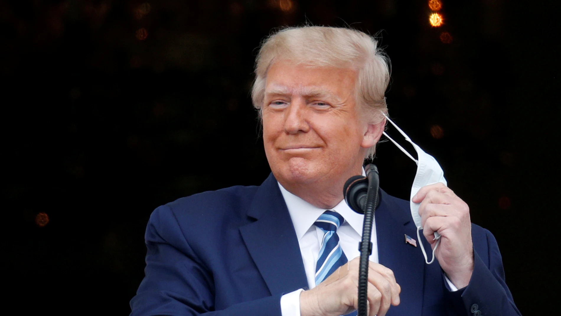 El presidente de los EEUU, Donald Trump, se quita la mascarilla