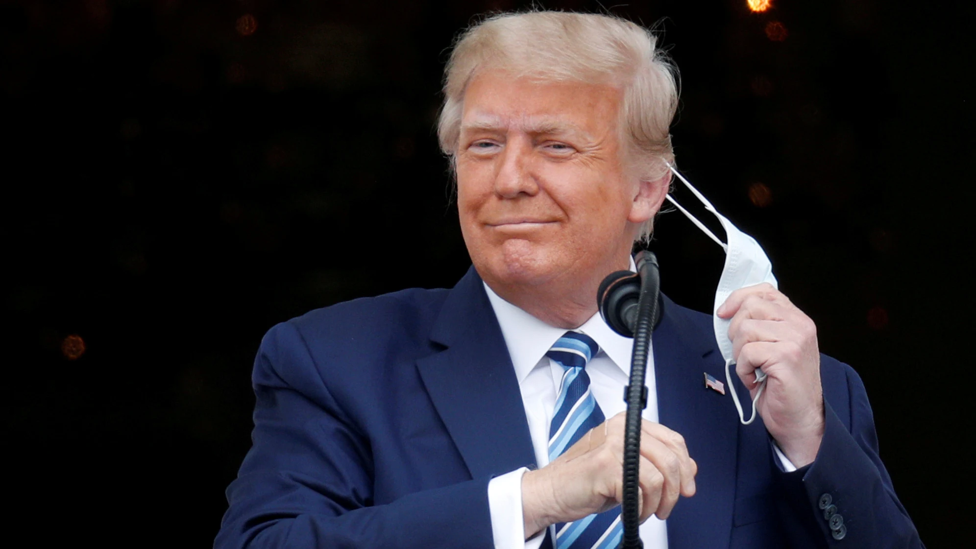 El presidente de los EEUU, Donald Trump, se quita la mascarilla