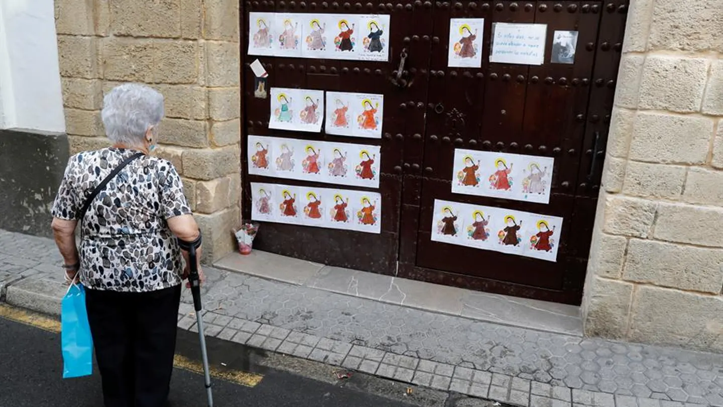 El convento ha amanecido "empapelado" con dibujos de ánimo. El convento ha amanecido "empapelado" con dibujos de ánimo.