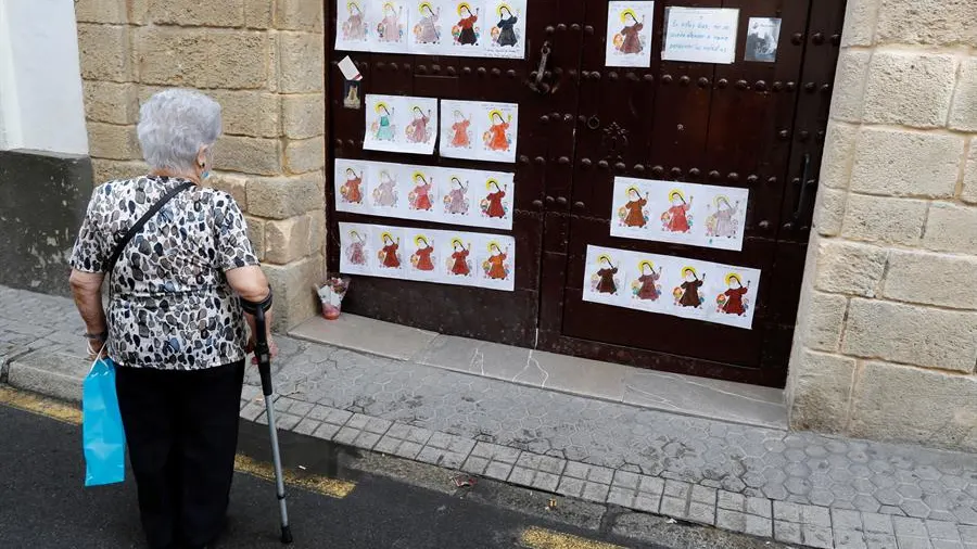 El convento ha amanecido "empapelado" con dibujos de ánimo.