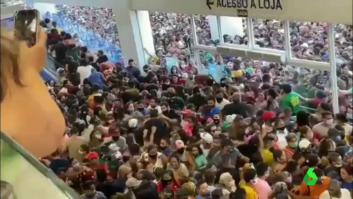 Aglomeraciones en la inauguración de unos grandes almacenes en Brasil