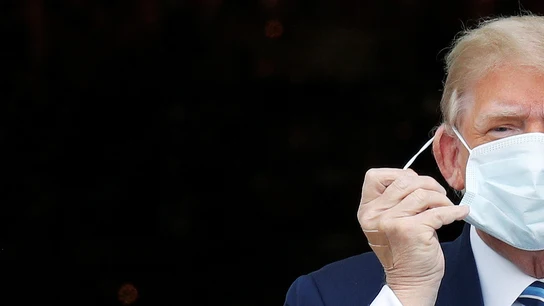 El presidente de los Estados Unidos, Donald Trump, se quita la mascarilla El presidente de los Estados Unidos, Donald Trump, se quita la mascarilla