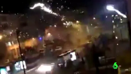 Decenas de personas atacan con fuegos artificiales una comisaría de Policía en una localidad al sur de París Decenas de personas atacan con fuegos artificiales una comisaría de Policía en una localidad al sur de París