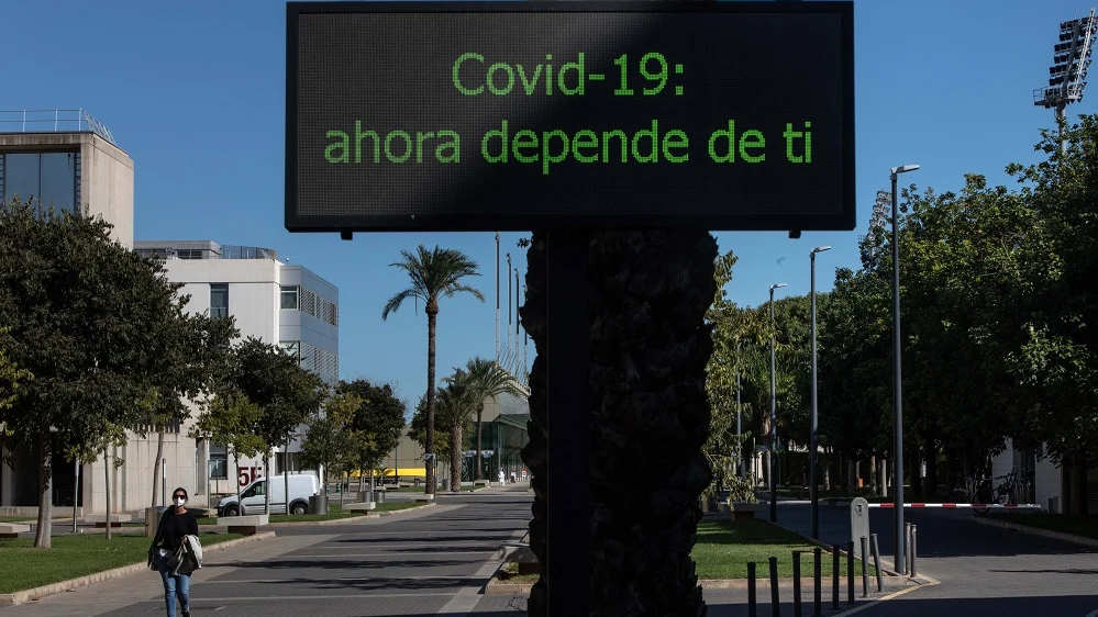 Una persona con mascarilla camina por el campus de la Universidad Politécnica de València