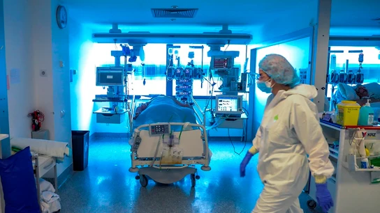 Personal médico de una UCI en el Hospital Puerta de Hierro Personal médico de una UCI en el Hospital Puerta de Hierro