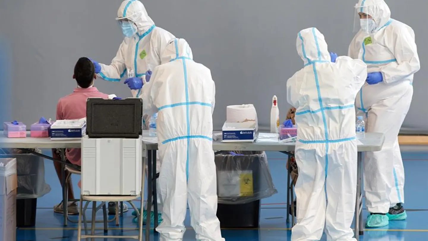 Personal sanitario realizan pruebas PCR en la ciudad de Girona. Personal sanitario realizan pruebas PCR en la ciudad de Girona.