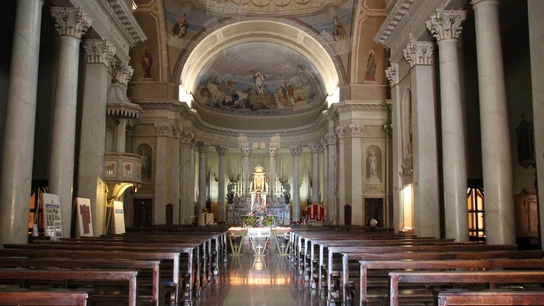 Interior de una parroquia Interior de una parroquia
