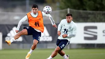 Brahim Díaz controla el balón en un entrenamiento con la Sub-21.