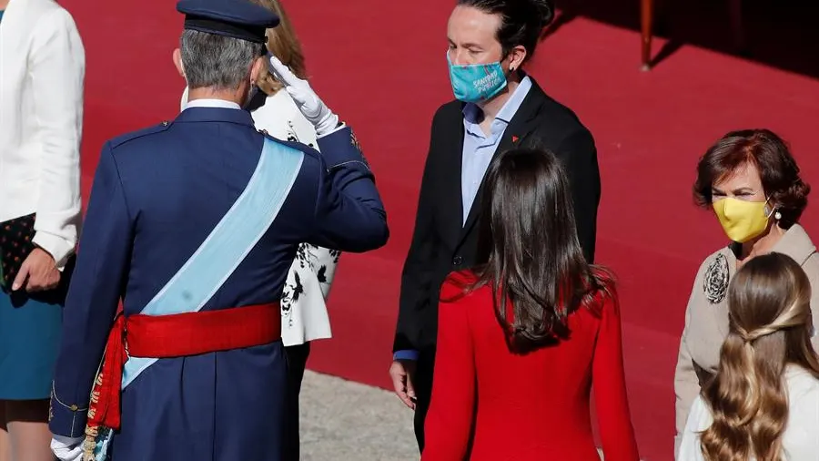 El rey Felipe VI saluda al vicepresidente segundo, Pablo Iglesias