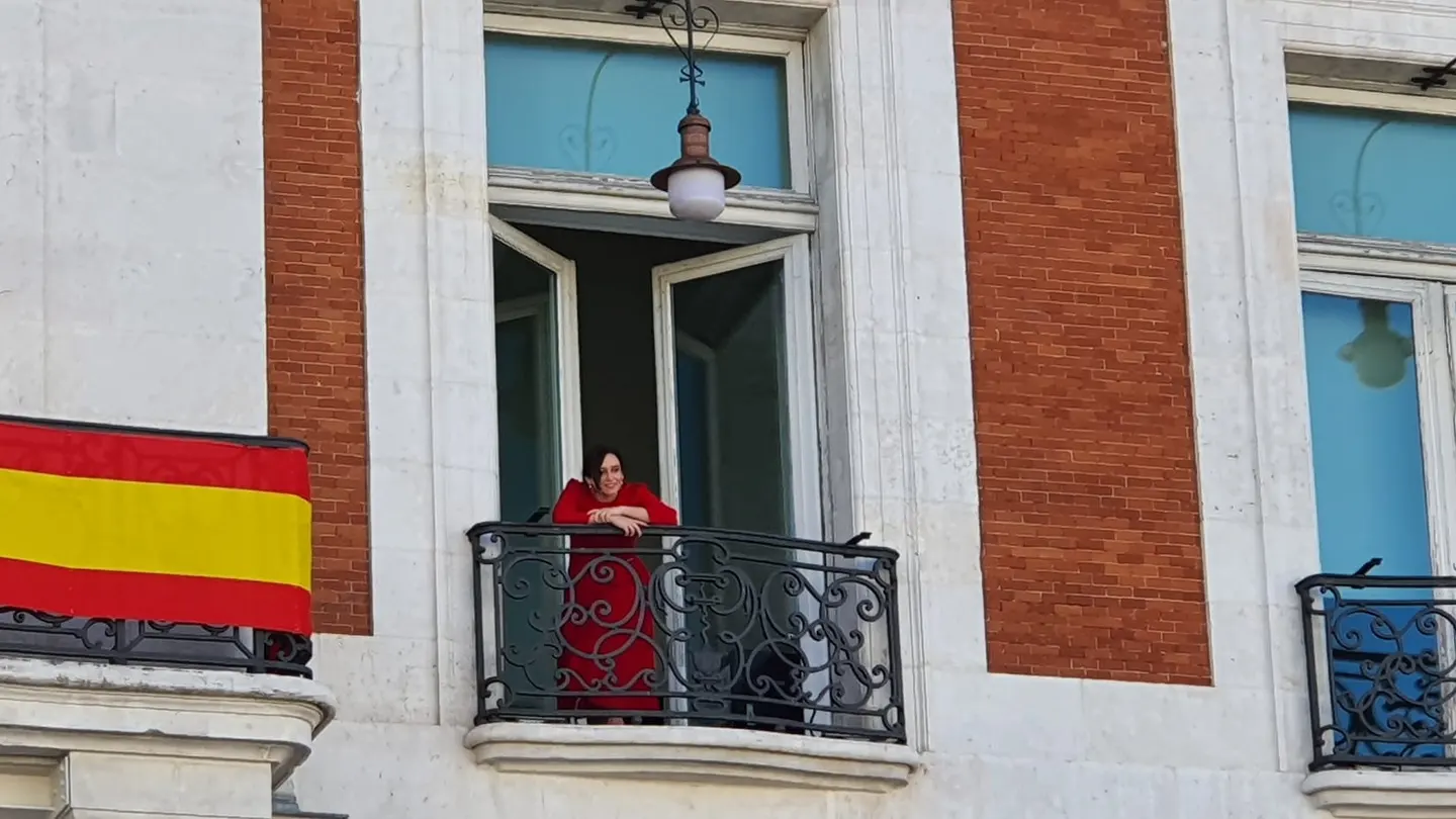Ayuso saludando desde el balcón de la sede de la Presidencia de la Comunidad de Madrid Ayuso saludando desde el balcón de la sede de la Presidencia de la Comunidad de Madrid
