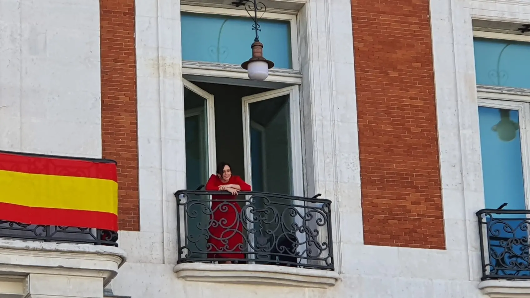 Ayuso saludando desde el balcón de la sede de la Presidencia de la Comunidad de Madrid