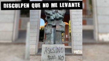 La estatua de Largo Caballero en Madrid, vandalizada con pintadas de &#39;Asesino&#39; y &#39;Rojos no&#39;