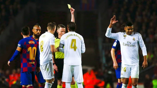 Casemiro ve una amarilla Casemiro ve una amarilla