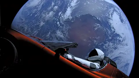 El Roadster fue lanzado en 2018 y ya está cerca de Marte Tesla en el espacio