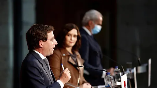 El alcalde de Madrid, José Luis Martínez-Almeida; la presidenta de la Comunidad de Madrid, Isabel Díaz Ayuso, y el consejero de Sanidad de la Comunidad, Enrique Ruiz Escudero. El alcalde de Madrid, José Luis Martínez-Almeida; la presidenta de la Comunidad de Madrid, Isabel Díaz Ayuso, y el consejero de Sanidad de la Comunidad, Enrique Ruiz Escudero.