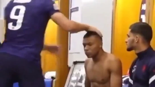 La broma de Giroud a Mbappé La broma de Giroud a Mbappé
