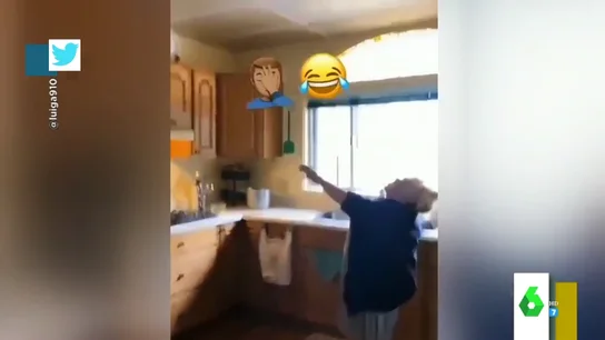 Cuando te vienes arriba con tu canción favorita pensando que estás sola: el viral de una señora cantando 'Hoy quiero confesar' Cuando te vienes arriba con tu canción favorita pensando que estás sola: el viral de una señora cantando 'Hoy quiero confesar'