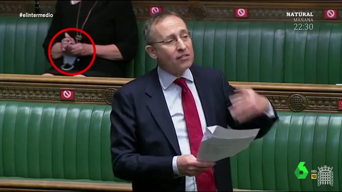 El vídeo más surrealista del Parlamento británico: así limpia una diputada sus gafas con la mascarilla El vídeo más surrealista del Parlamento británico: así limpia una diputada sus gafas con la mascarilla