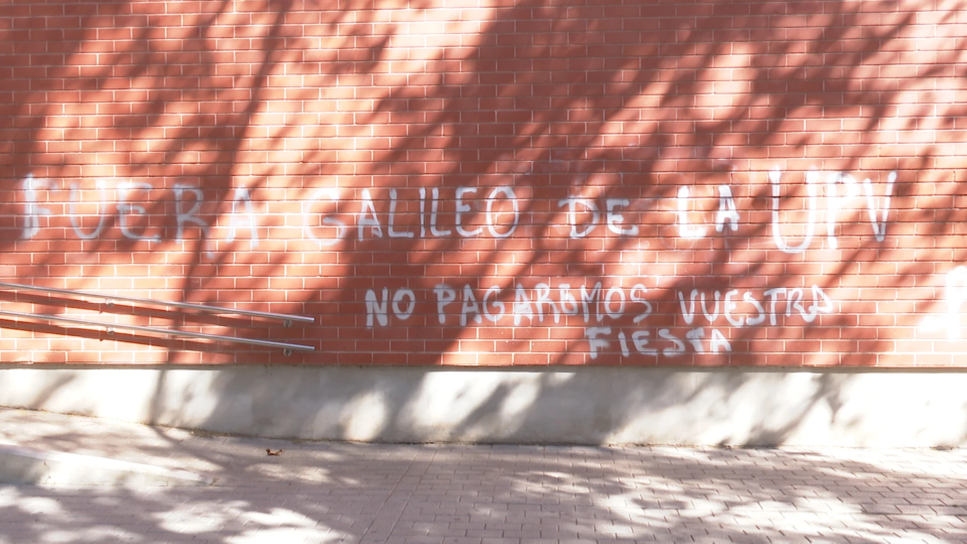 Pintada aparecida en el colegio mayor Galileo Galilei de Valencia