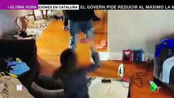 A golpe de juguete: así reacciona un niño al ver a un grupo de ladrones con pistola pegando a su madre en su casa