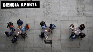 Varias personas en una terraza de la Plaza del Castillo de Pamplona