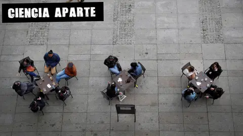 Varias personas en una terraza de la Plaza del Castillo de Pamplona Varias personas en una terraza de la Plaza del Castillo de Pamplona